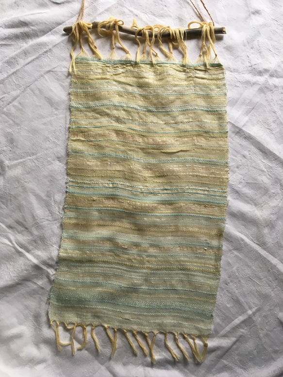 陽光-草木染め手織りタペストリー（絹と木綿と葛糸）クサギの水色と葛の緑 2枚目の画像