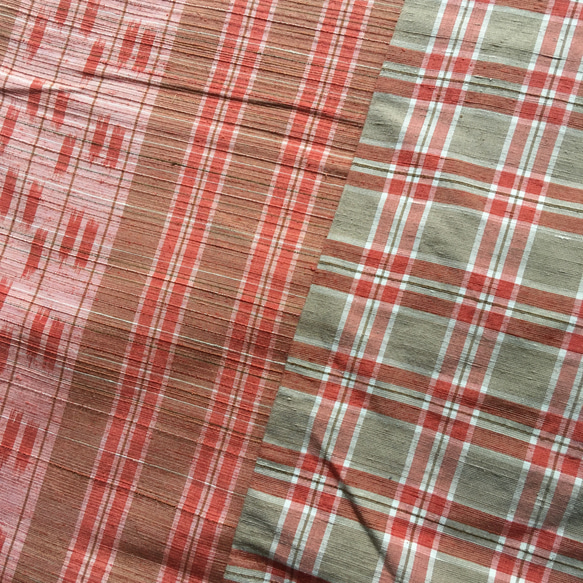 草木染め手織り絹織物のヘアゴム-茜で染めた赤 5枚目の画像