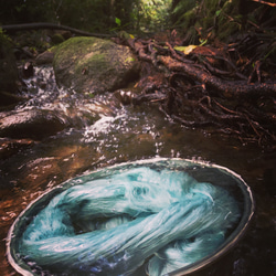 草木染め絹糸のタッセルピアス-屋久島のクサギで染めた淡い水色 7枚目の画像