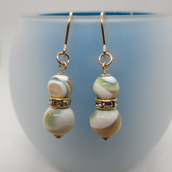 夜光球ピアス 1枚目の画像