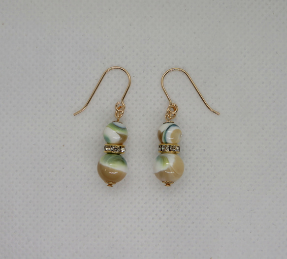 夜光球ピアス 2枚目の画像