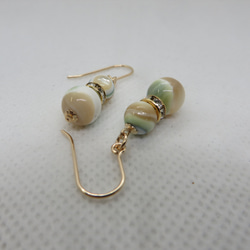 夜光球ピアス 3枚目の画像