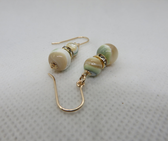 夜光球ピアス 3枚目の画像