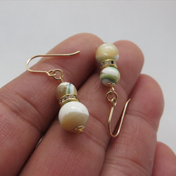 夜光球ピアス 4枚目の画像