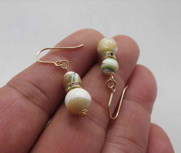 夜光球ピアス 4枚目の画像