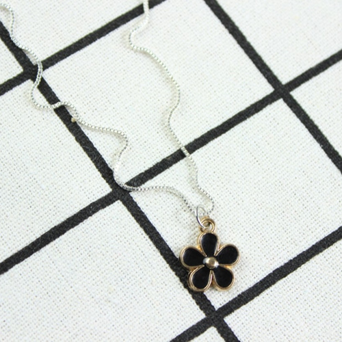 絶妙な女性の花びらの魅力のネックレス、黒い花のネックレス、非常に