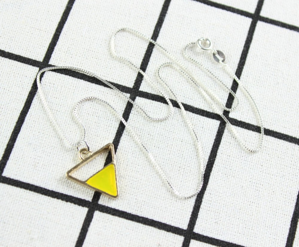 新鮮な黄色の幾何学的なネックレス、三角形の女性の魅力のネックレス、結婚祝い 1枚目の画像