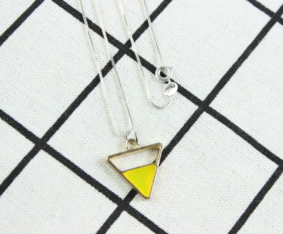 新鮮な黄色の幾何学的なネックレス、三角形の女性の魅力のネックレス、結婚祝い 5枚目の画像