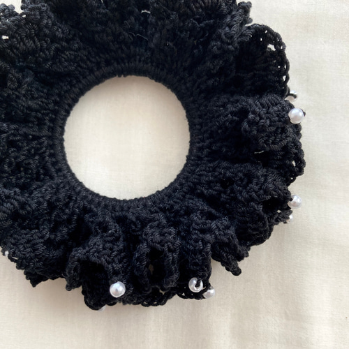 シュシュ  ヘアゴム  かぎ針編み  ネイビーパール ブラック ビジュー クロッシェ シュシュ 黒 モノトーン かぎ針