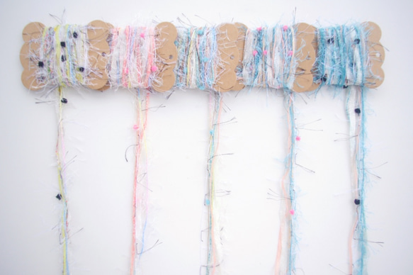 【引揃え糸 ぽんぽんファー】ラッピングやアクセサリー作りに♡ まとめ買いがお得 2枚目の画像