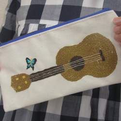 手刺繍　ウクレレペンケース（青の蝶と） 2枚目の画像
