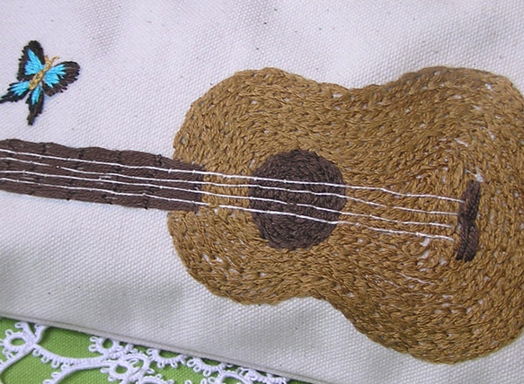 手刺繍　ウクレレペンケース（青の蝶と） 4枚目の画像