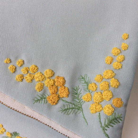 ミモザ　手刺繍　手縫いのクラッチバッグ 2枚目の画像