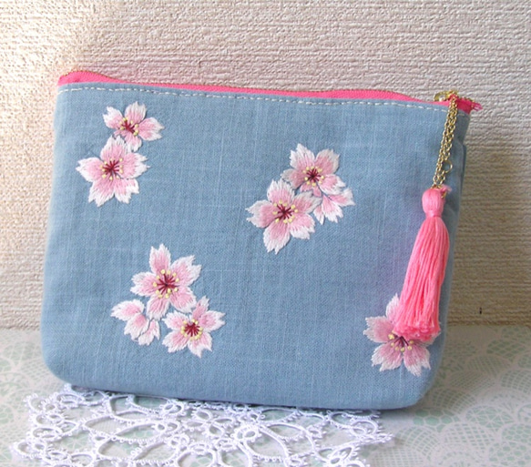 手刺繍手縫い＊桜刺繍のポーチ 1枚目の画像