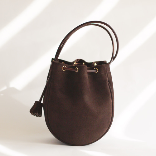 手縫いで仕立てたレザー巾着バッグ/ヌバック 革バッグ レザーバッグ 豚  