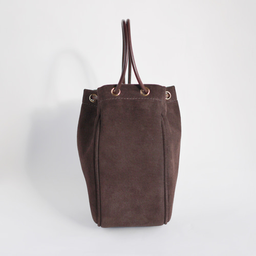 手縫いで仕立てたレザー巾着バッグ/ヌバック 革バッグ レザーバッグ 豚  