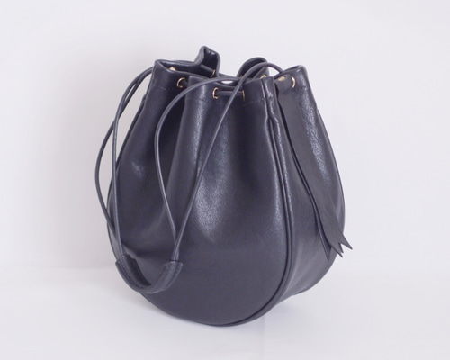 手縫いで仕立てたレザー巾着バッグ/革 本革バッグ レザー