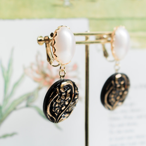 レトロ♡ヴィンテージボタン&キラキラビジューのフラワータッセルピアス／イヤリング レトロ♡ヴィンテージボタン&キラキラビジューのフラワー