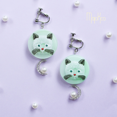 月に行ってみたい猫ちゃん」イヤリング/ピアス *チェコガラスボタン