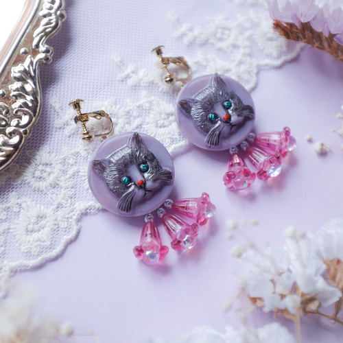 おめかし猫ちゃん 」イヤリング/ピアス *チェコガラスボタン・花 