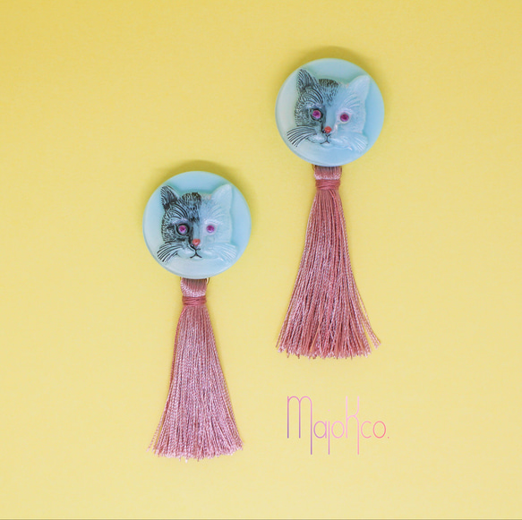 チェコガラスボタン 猫 ピンクアイ(水色)タッセル付き(ピンク) イヤリング/ピアス 1枚目の画像