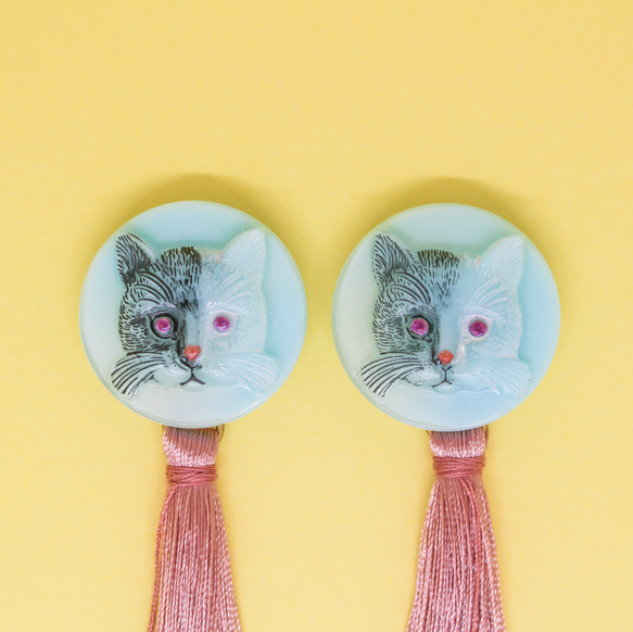 チェコガラスボタン 猫 ピンクアイ(水色)タッセル付き(ピンク) イヤリング/ピアス 3枚目の画像