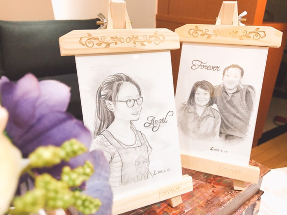 客製化素描肖像➕訂製畫架框贈禮盒、小卡 訂製 水彩 素描 插畫 似顏繪 手繪 禮物 生日 婚禮 第1張的照片
