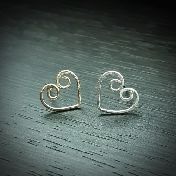 ハートのスタッドピアス Hammered Heart  Stud Earring Piercing 2枚目の画像