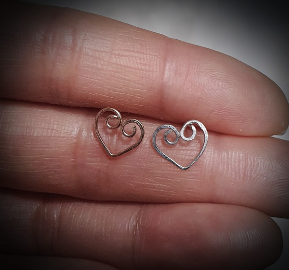 ハートのスタッドピアス Hammered Heart  Stud Earring Piercing 3枚目の画像