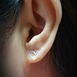 ハートのスタッドピアス Hammered Heart  Stud Earring Piercing 4枚目の画像