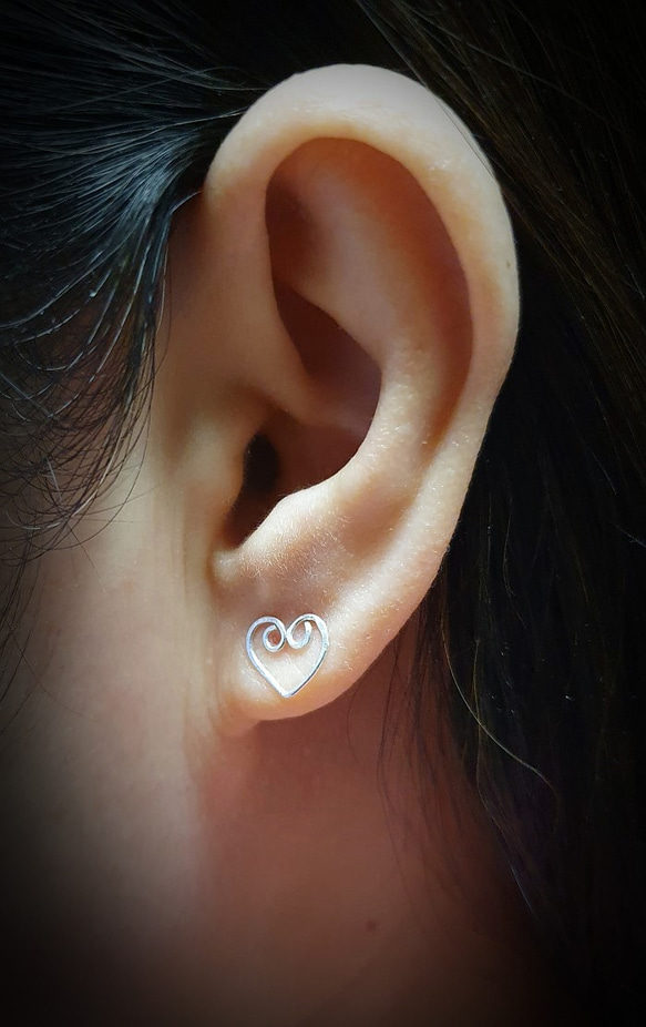 ハートのスタッドピアス Hammered Heart  Stud Earring Piercing 4枚目の画像