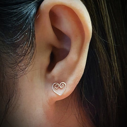 ハートのスタッドピアス Hammered Heart  Stud Earring Piercing 5枚目の画像