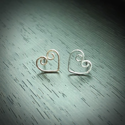 ハートのスタッドピアス Hammered Heart  Stud Earring Piercing 6枚目の画像