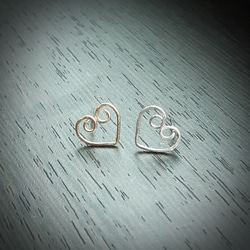 ハートのスタッドピアス Hammered Heart  Stud Earring Piercing 8枚目の画像