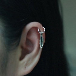 Silver Cartilage Hoop Earring with Feather Charm, piercing 1枚目の画像