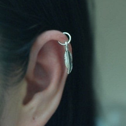 Silver Cartilage Hoop Earring with Feather Charm, piercing 2枚目の画像