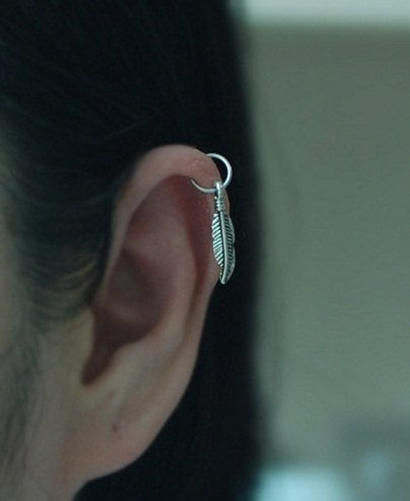 Silver Cartilage Hoop Earring with Feather Charm, piercing 3枚目の画像
