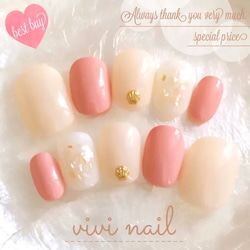 シアーカラーの上品なイニシャルネイル ネイルチップ（つけ爪） vivi
