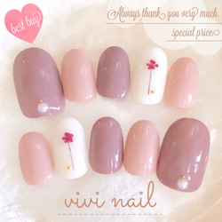 シアーカラーの上品なイニシャルネイル ネイルチップ（つけ爪） vivi
