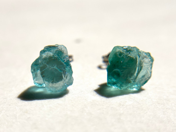 鉱物原石ピアス（片耳） / ブルーアパタイト天然石 アレルギー対応 3枚目の画像