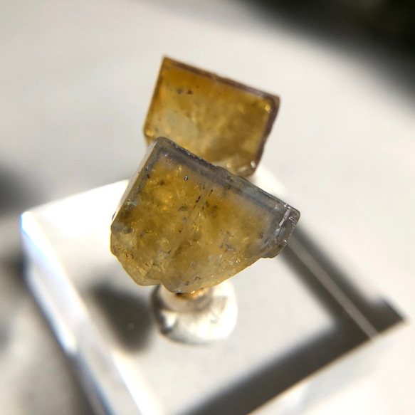 バイカラーフローライト鉱物原石 K18 18金ピアス 【一点もの】ハンドメイド天然石アクセサリー 6枚目の画像