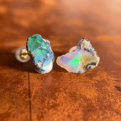 ★K18オパールピアス 天然石 18金 オパール 華奢アクセ 誕生石 10月 楽天市場】揺れる 3連 オパール ピアス 天然石 18K ゴールド
