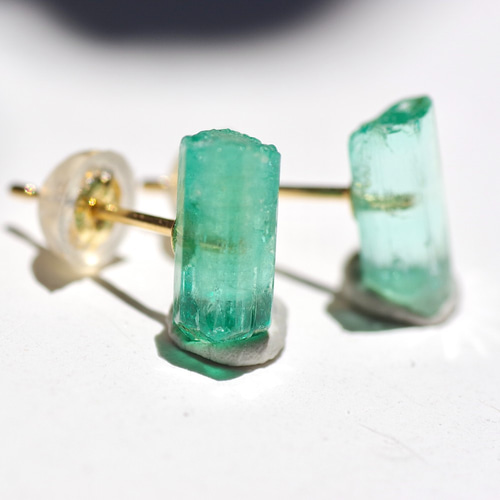 エメラルド 鉱物原石K18 18金ピアス 【一点もの】 ハンドメイド