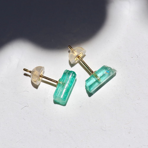 エメラルド 鉱物原石K18 18金ピアス 【一点もの】 ハンドメイド