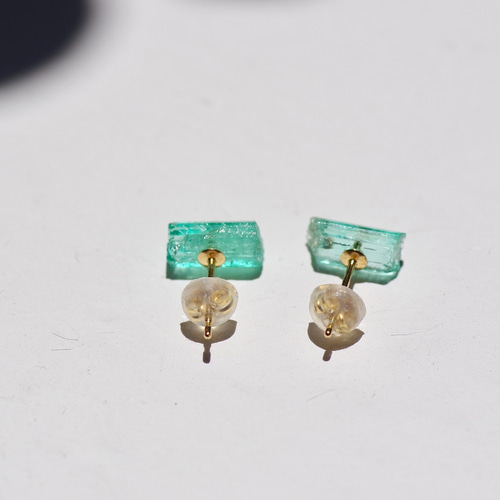エメラルド 鉱物原石K18 18金ピアス 【一点もの】 ハンドメイド