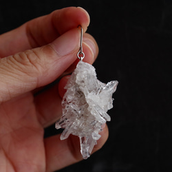 クラスター水晶 鉱物原石 サージカルステンレス 片耳 フックピアス 【一点もの】 2枚目の画像