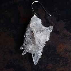 クラスター水晶 鉱物原石 サージカルステンレス 片耳 フックピアス 【一点もの】 3枚目の画像