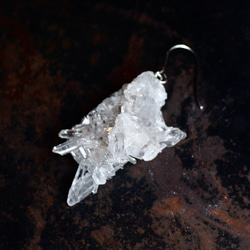 クラスター水晶 鉱物原石 サージカルステンレス 片耳 フックピアス 【一点もの】 4枚目の画像