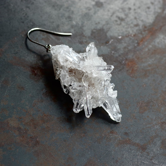 クラスター水晶 鉱物原石 サージカルステンレス 片耳 フックピアス 【一点もの】 5枚目の画像
