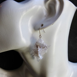クラスター水晶 鉱物原石 サージカルステンレス 片耳 フックピアス 【一点もの】 7枚目の画像